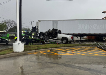Rescatan a Conductor Atrapado Bajo un Camión en La Feria